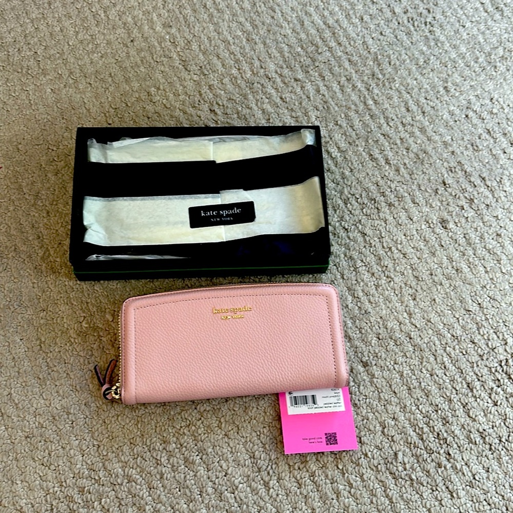 Brand-new mocci pink Kate spade knott zippered wallet. Pebbled leather